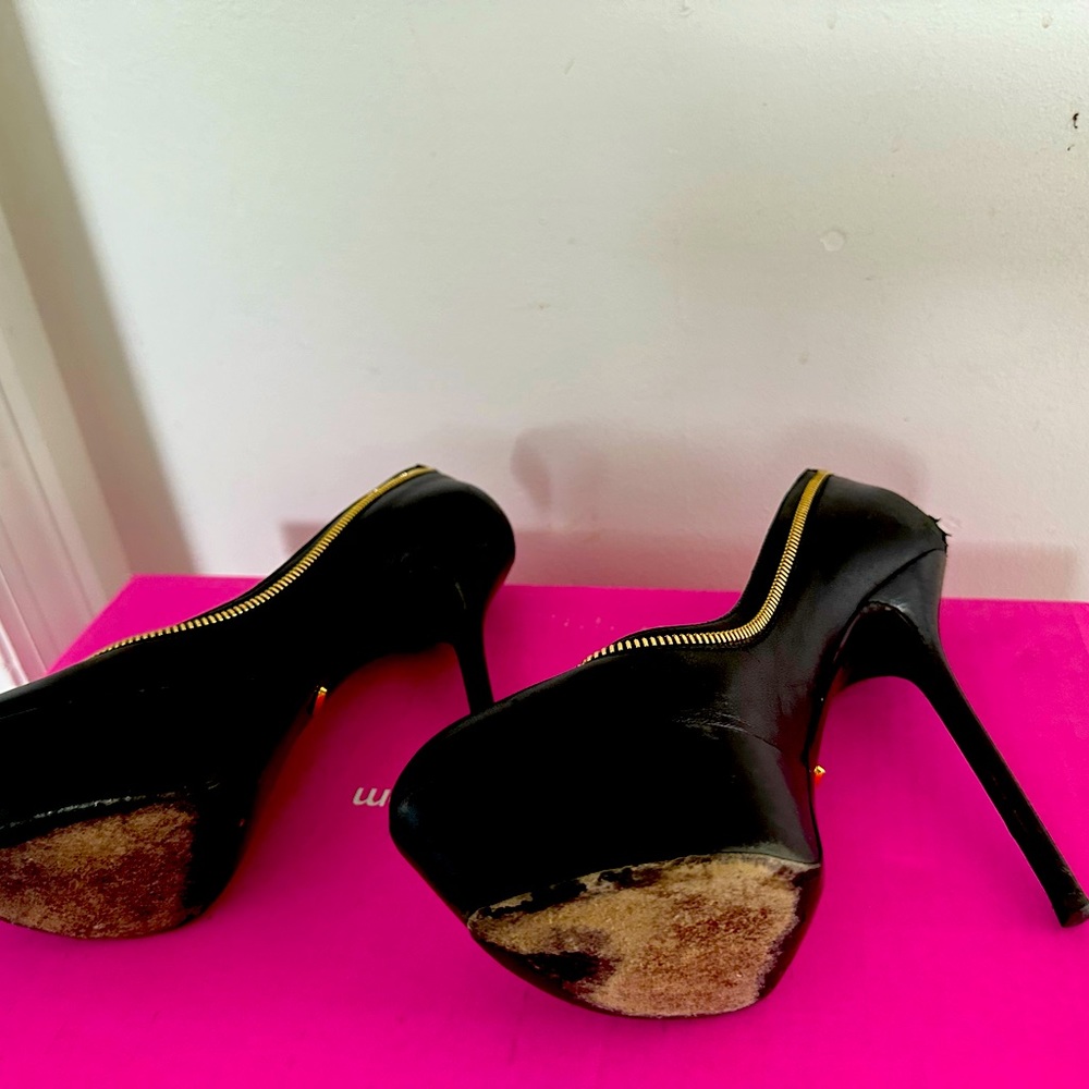 Sergio Rossi from Italy, black leather, Lady’s shoes. 5-1/4” high heel.